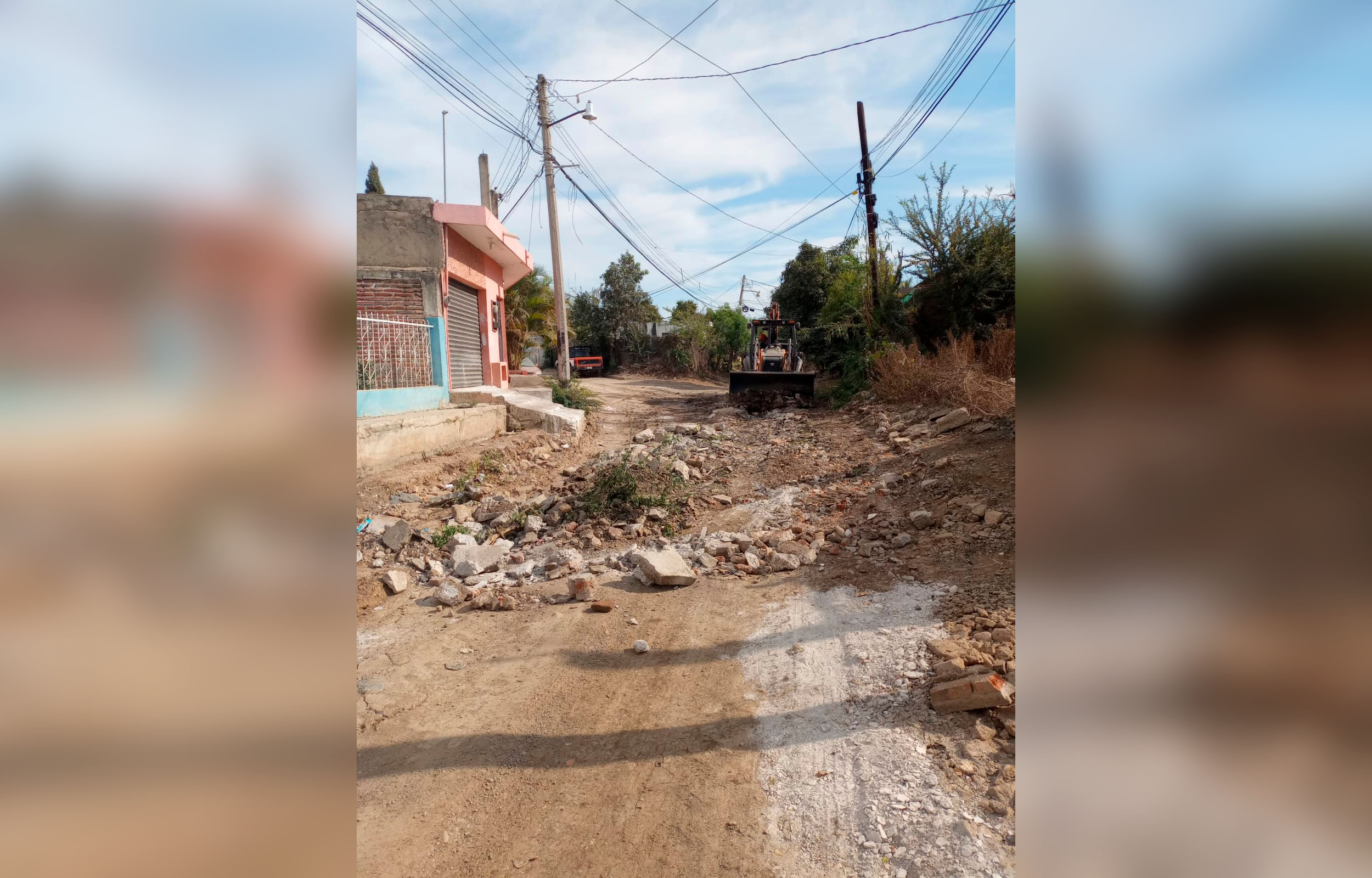 Atiende gobierno municipal petición urgente de vecinos de Rincón de Urías con raspado de vialidades en Mazatlán
