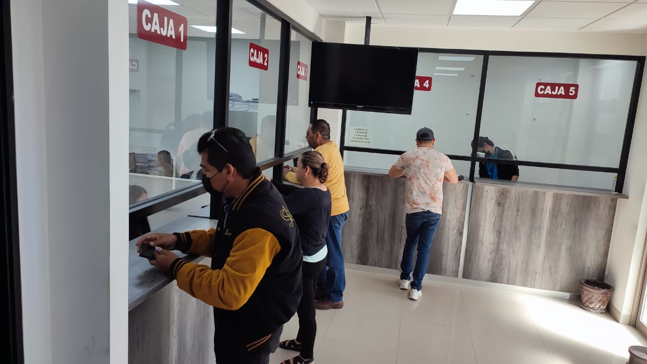 Tras efecto colateral de jueves negro, regresan contribuyentes a Palacio a pagar el predial
