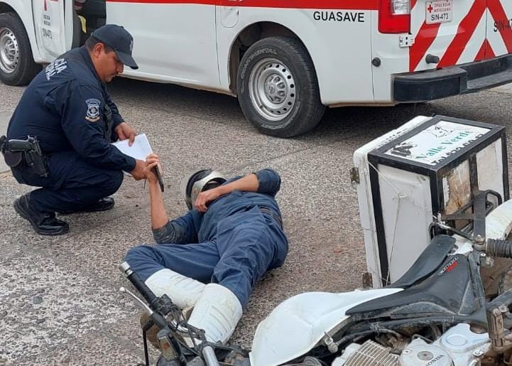 Vecina de la CDMX se pasa un alto y atropella a motociclista