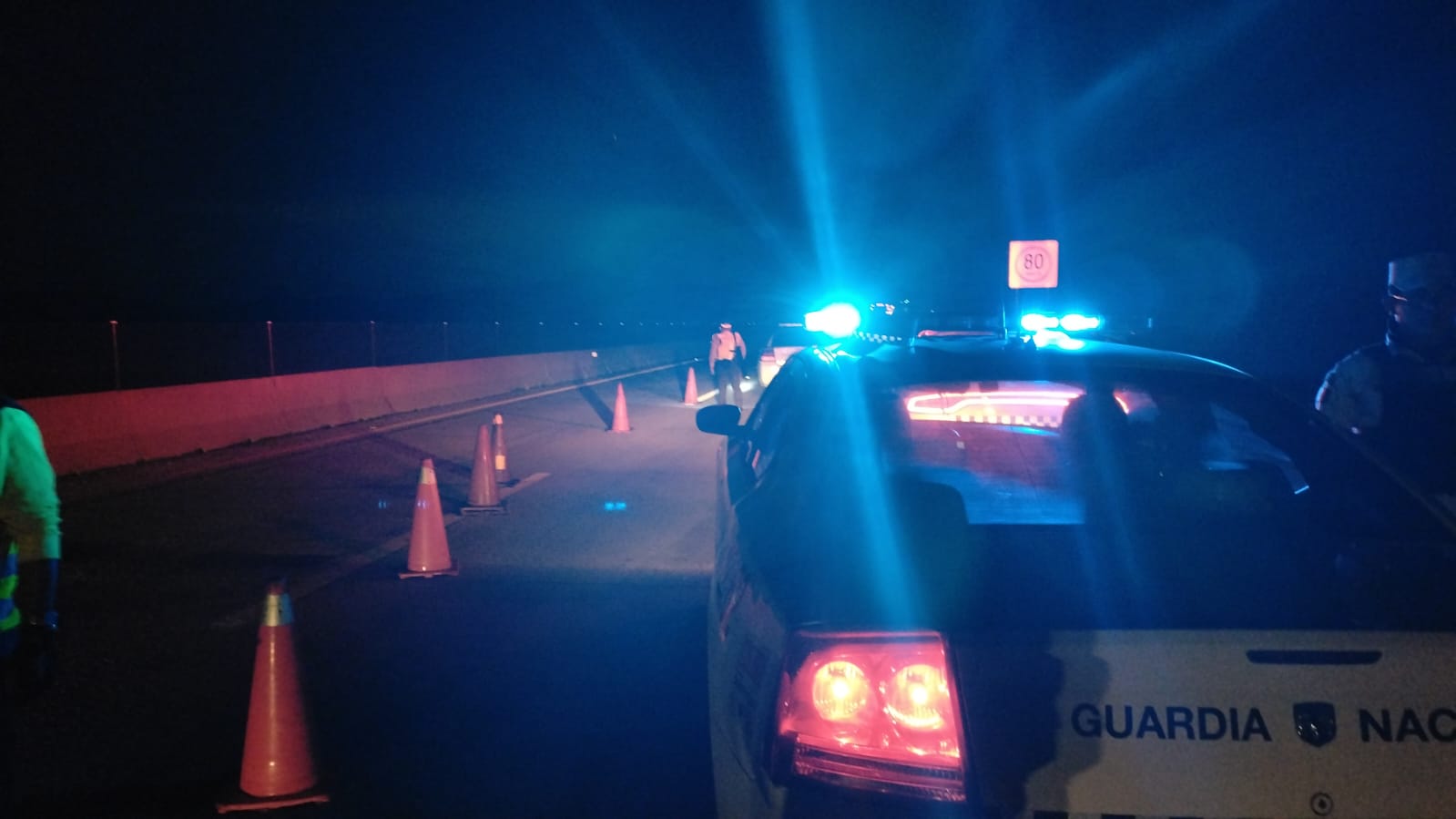 Sujetos intentan despojar camión de carga en la carretera Durango – Villa Unión, al sur de Mazatlán, Sinaloa