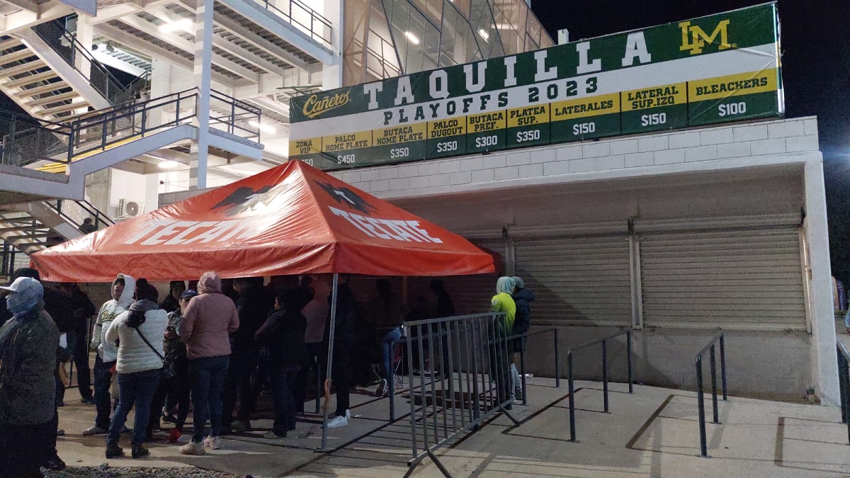 Aficionados de los Cañeros hacen fila al salir del estadio para comprar boletos para la final