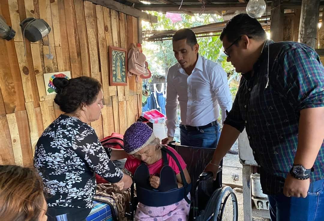 Acuden en apoyo de doña Marciana de 103 años en Villa Unión; le llevan silla de ruedas y alimentos
