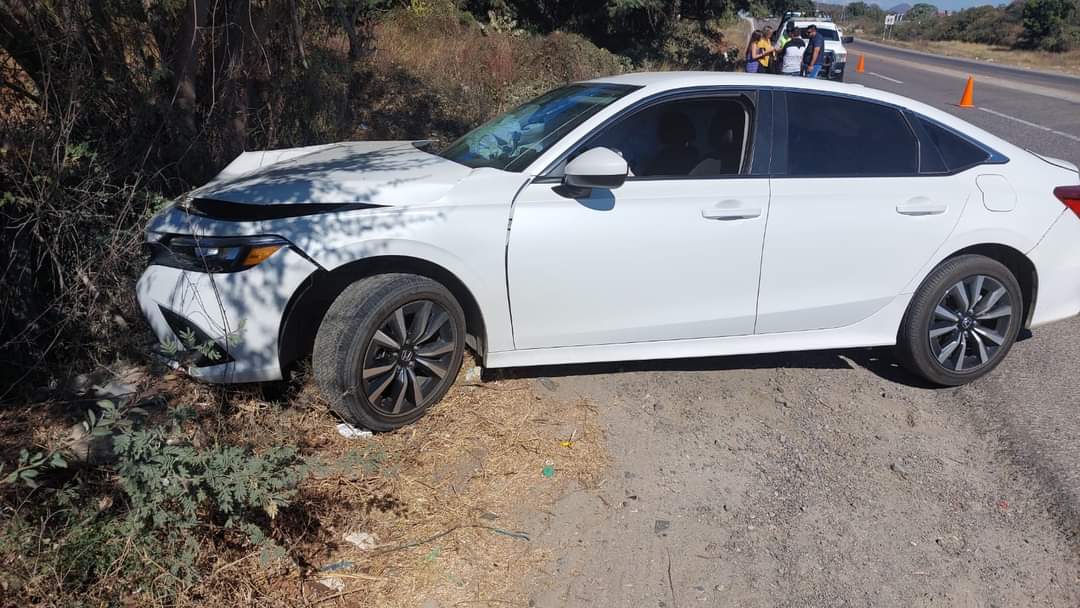 Autobús choca contra el costado de un automóvil cuando intentaba dar vuelta en ‘U’ al norte de Mazatlán