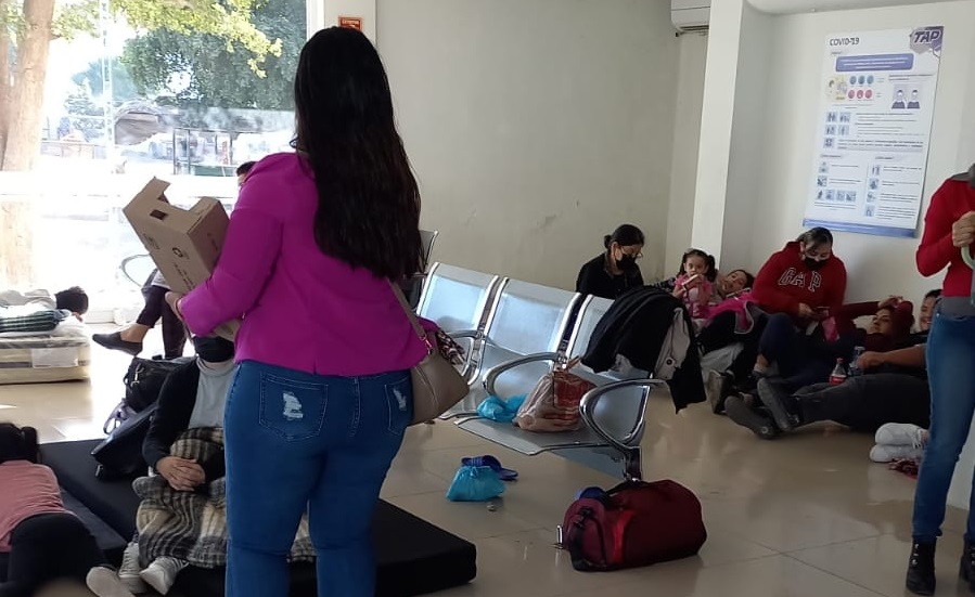 Atiende el Ayuntamiento a personas varadas en Guamúchil por bloqueos de carreteras tras “jueves negro”
