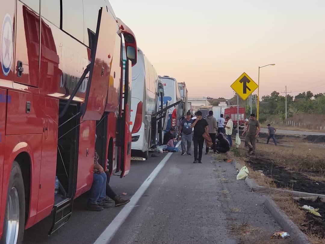 Reanudan la circulación por la maxipista Mazatlán-Culiacán tras más de 12 horas bloqueada