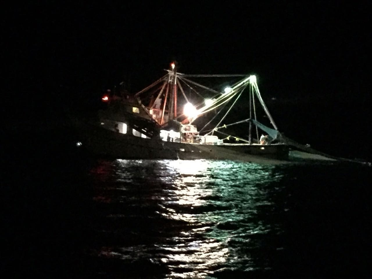 Desaparece pescador en las costas de Sinaloa al caer de una embarcación