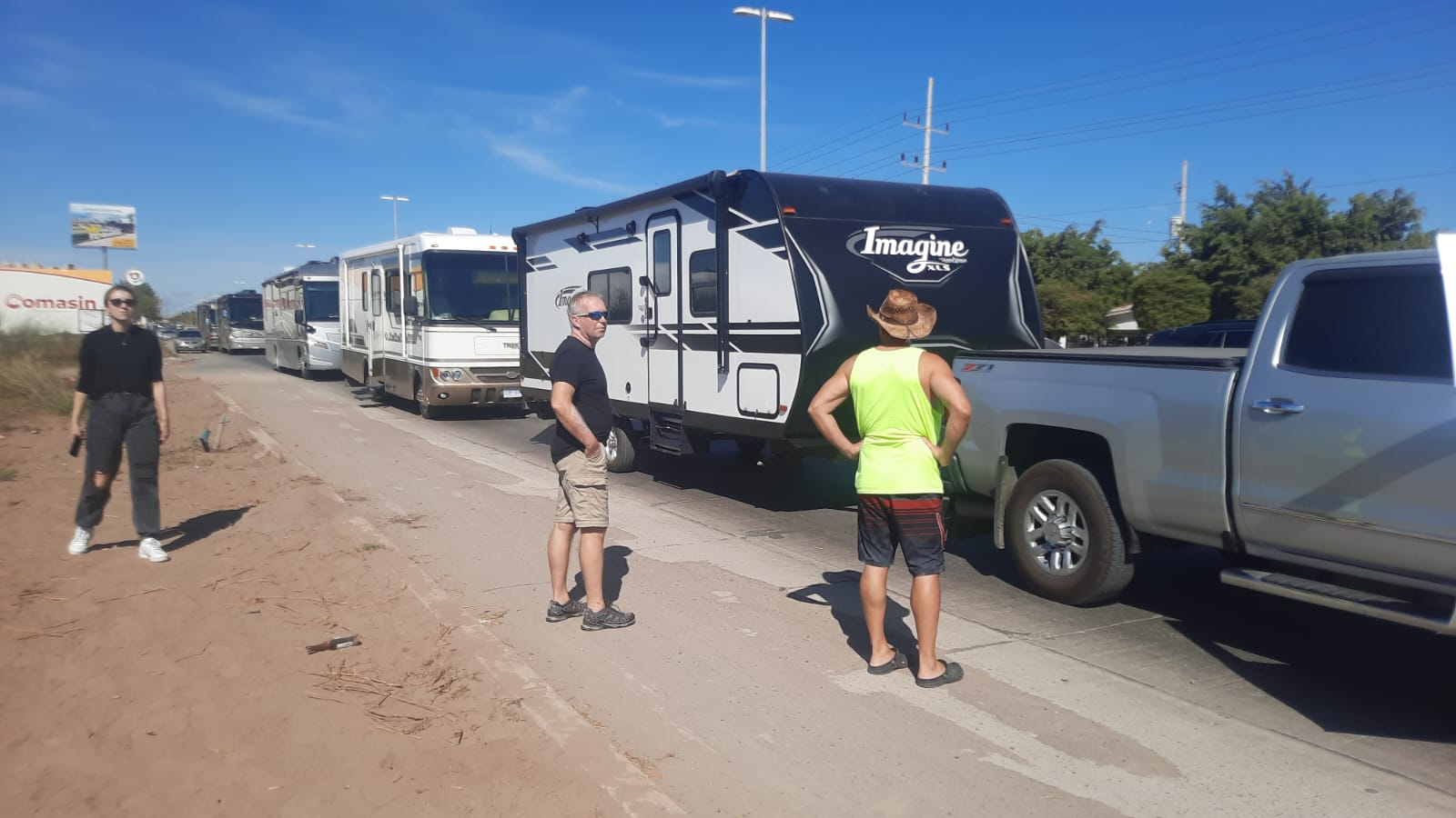 Autoridades municipales dan la bienvenida a caravana de canadienses y norteamericanos