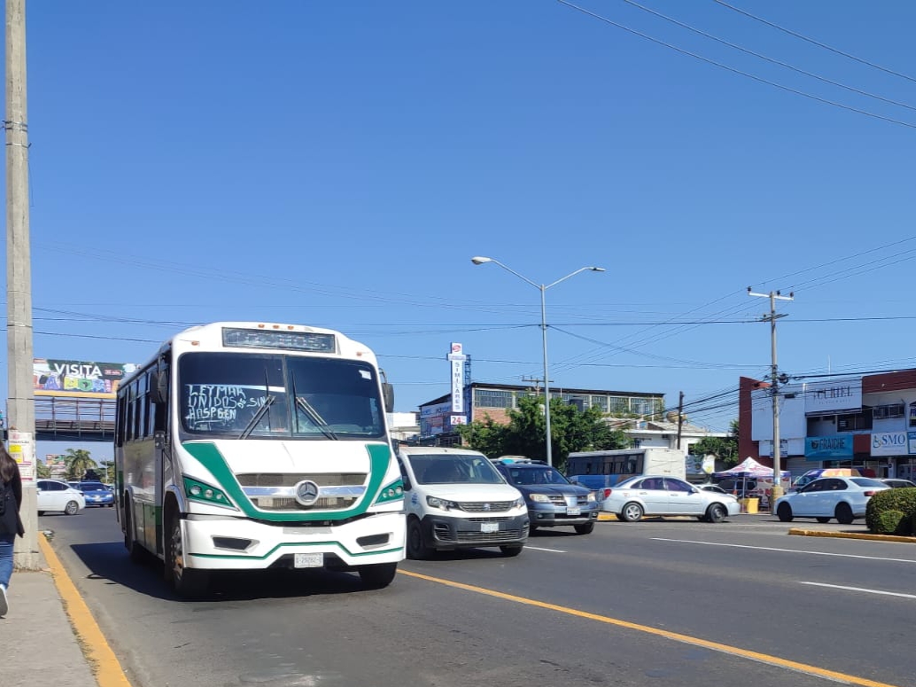 Con volantes busca Implan acercarse a comerciantes de la zona donde se implementa el proyecto del carril preferencial
