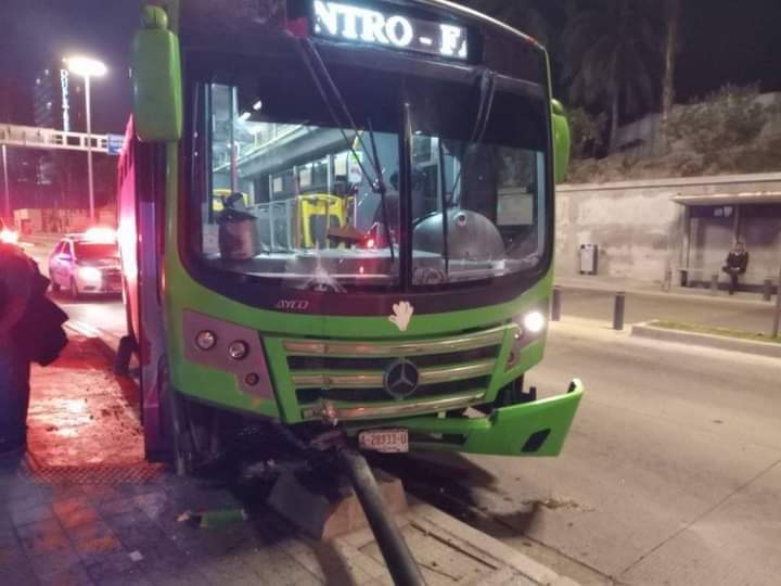 ‘Le salió cara la siesta’, chofer que derribó semáforo el fin de semana pagará más de 20 mil pesos