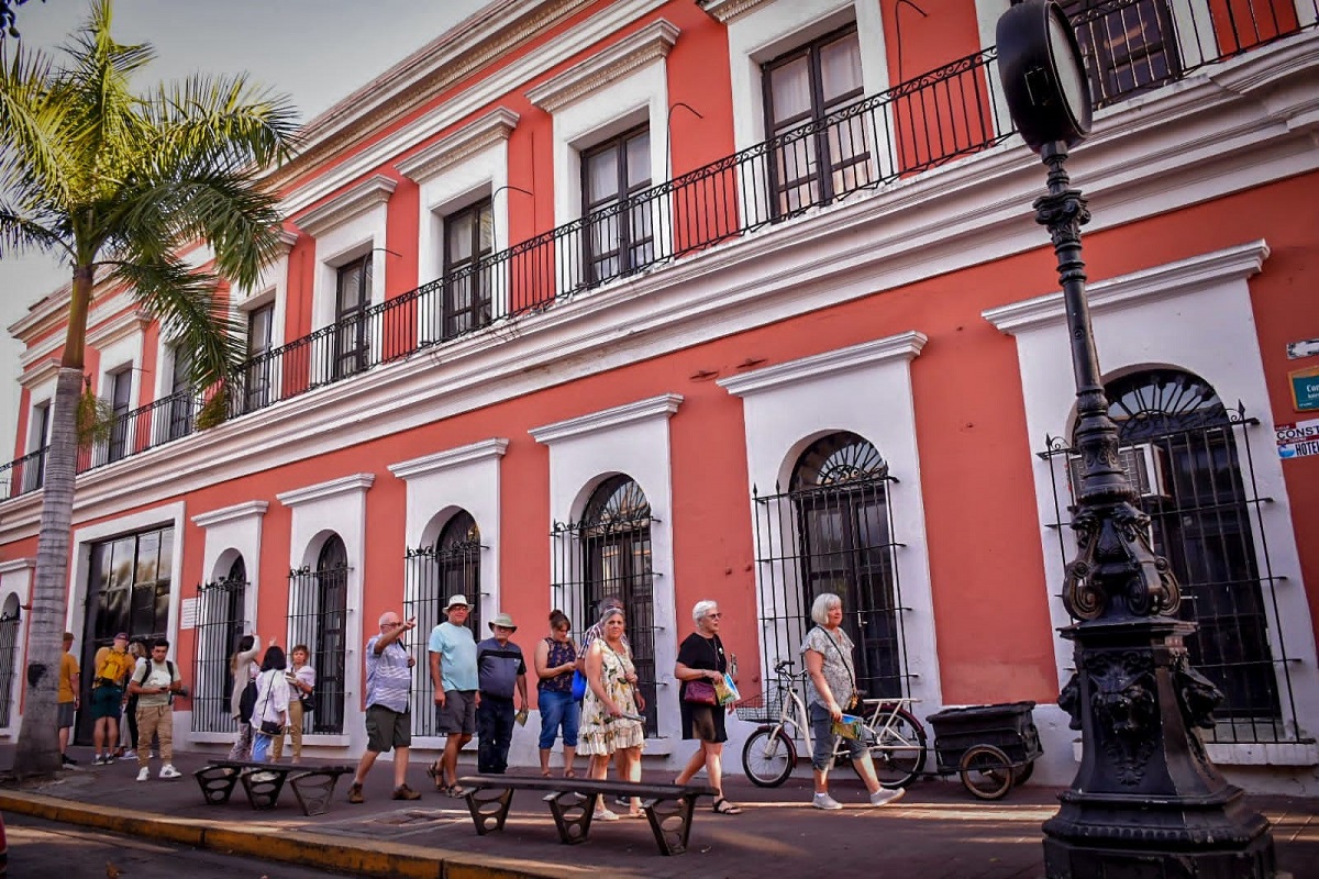 Tras ‘Jueves Negro’ sale comunidad extranjera residente a caminar por el puerto, para refrendar su confianza en Mazatlán