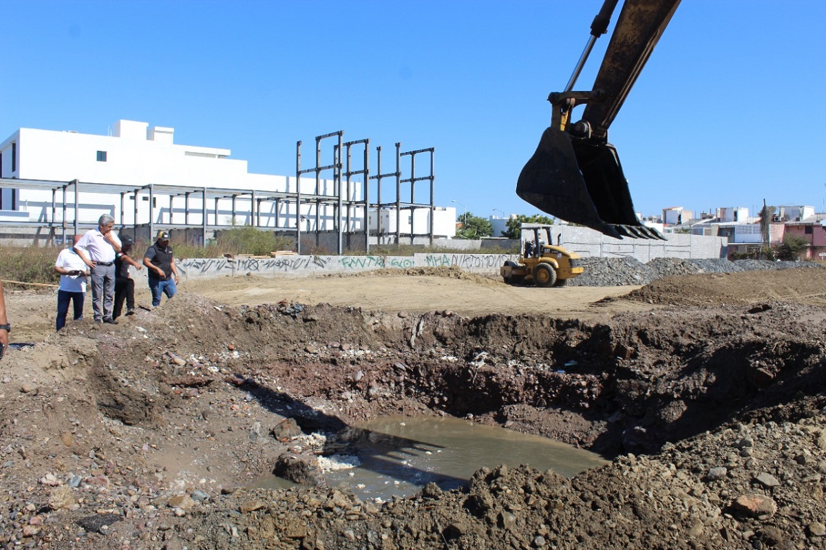 ¡Se le paso la mano! En Mazatlán constructor rompe pozo de visita y causa derrame frente a la López Mateos