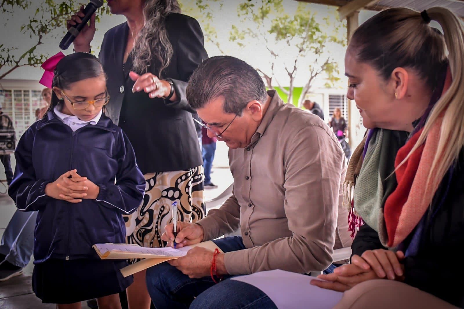 Atiende Édgar González compromisos en la zona rural de Mazatlán