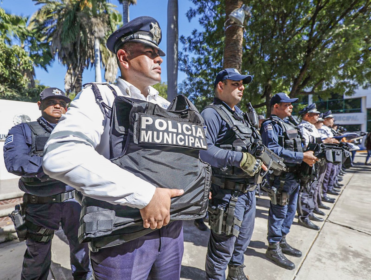 Entrega el alcalde Juan de Dios Gámez aditamentos tácticos y calzado a Policías Municipales y de Tránsito