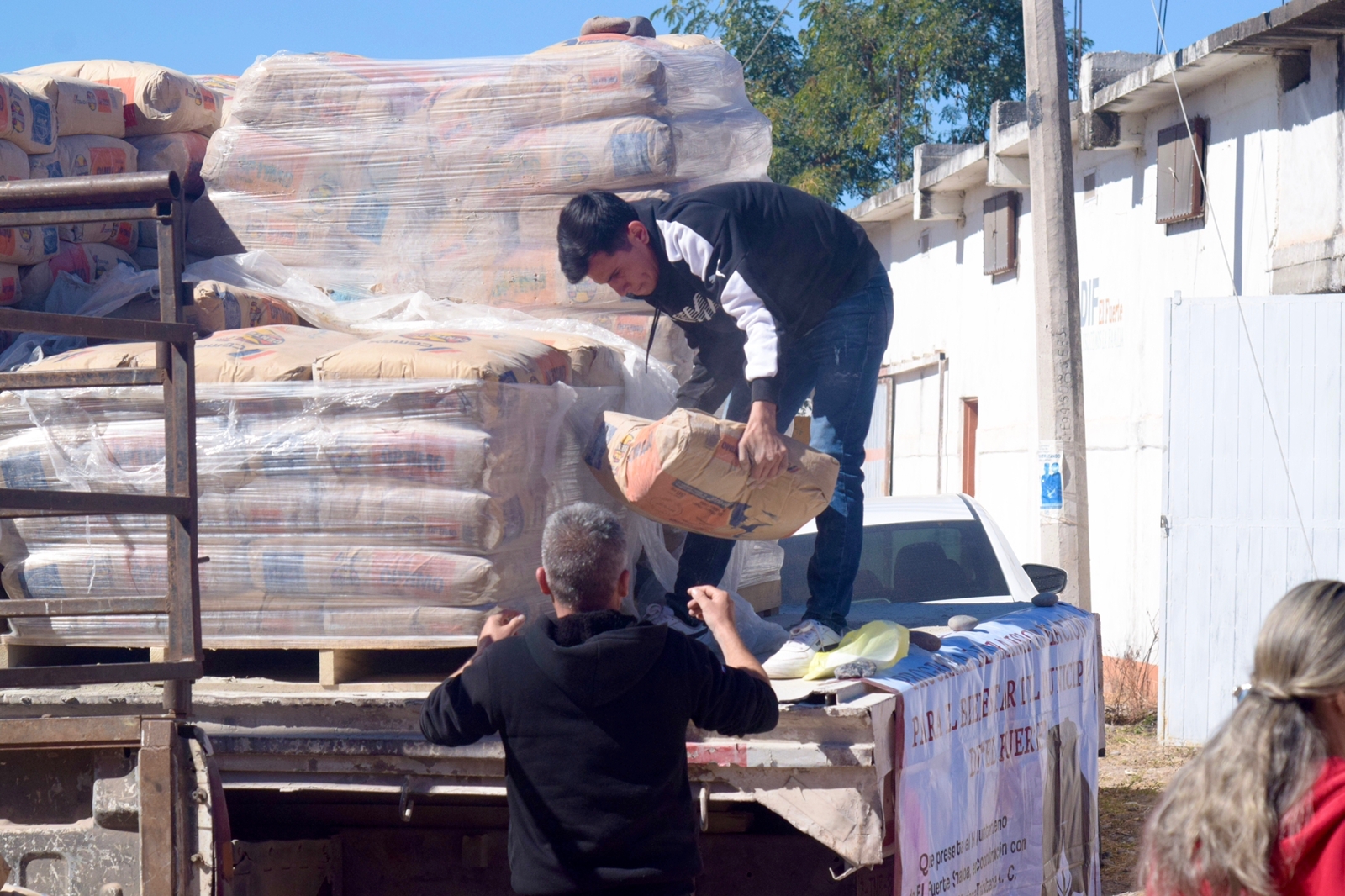 Continúa la entrega de apoyos de la Congregación Mariana Trinitaria en el municipio de El Fuerte