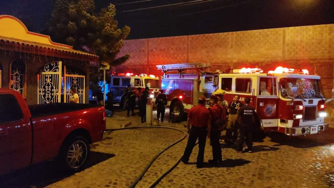 Se salva familia de incendio en Fuentes del Valle en Mazatlán