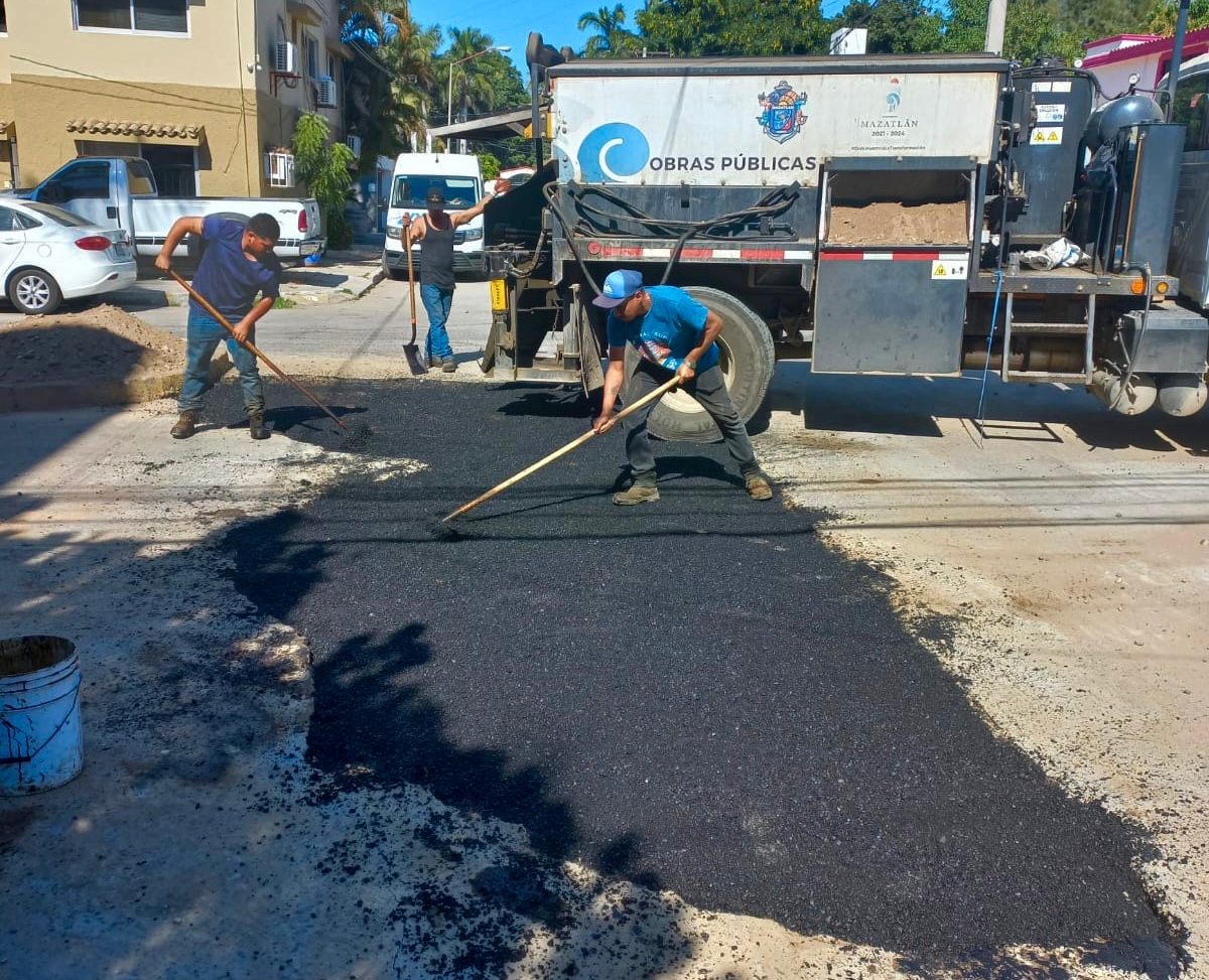 Comienzan semana con bacheo intenso en Mazatlán, llegan a seis sectores