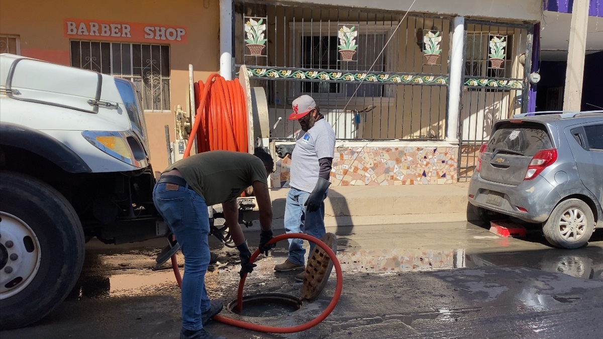 Van por solucionar derrames de aguas negras en Rincón de Urías, la JUMAPAM ya realiza un diagnóstico y limpieza en la zona