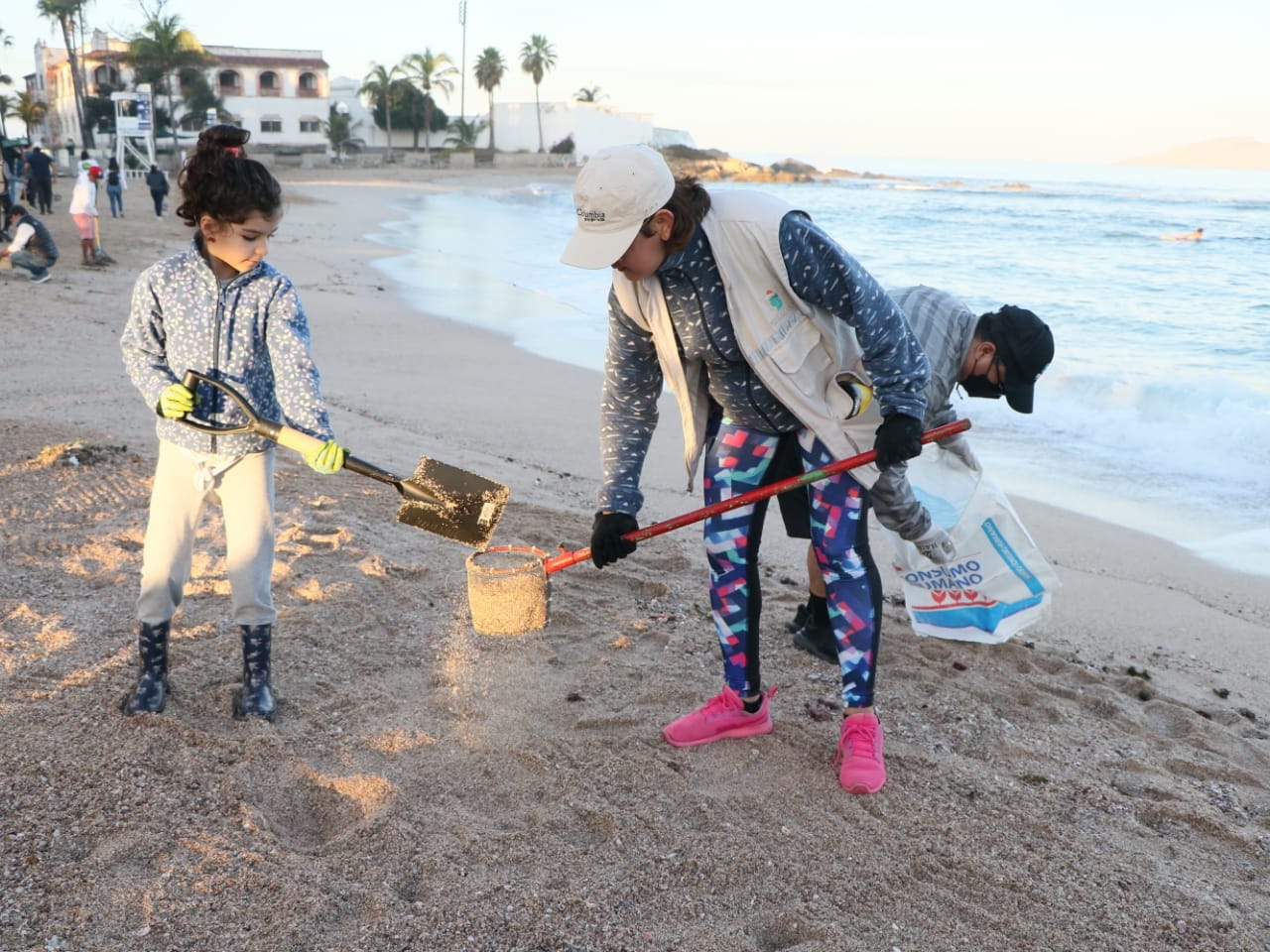Retiran más de 23 kilos de colillas de cigarro, vidrio y hasta cargadores de celulares de Playa Pinitos en Mazatlán