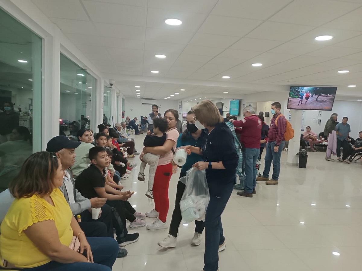 Llevan apoyos a pasajeros varados en terminales de autobuses de Guasave