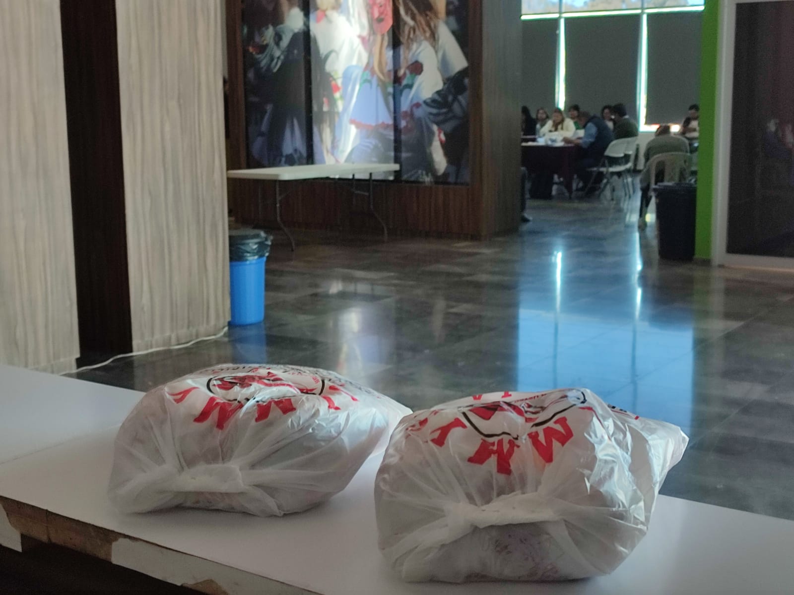 Ciudadanos les mandan tortas a regidores de Guasave, ‘por si no se llenaron’ con mega aumento salarial