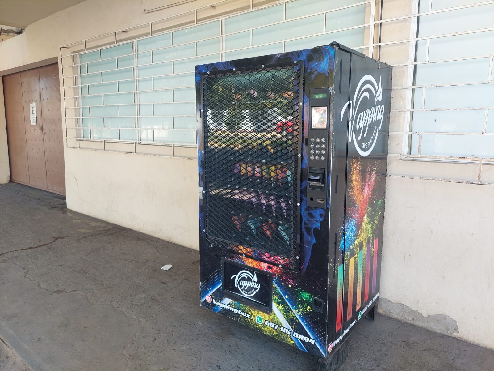 En Ahome, quitan sellos de clausura a máquina de vapeadores que está en plena banqueta