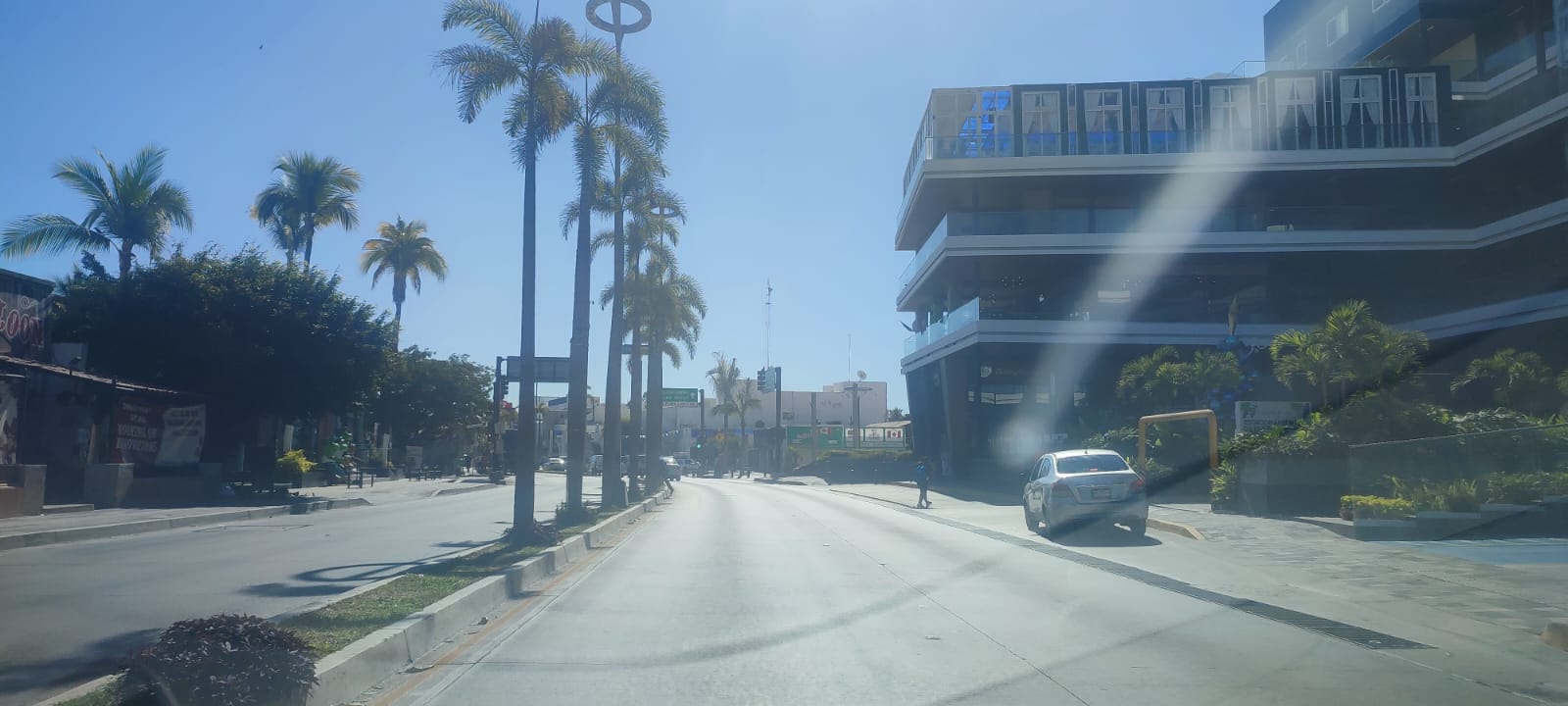 Se paraliza Mazatlán tras quema de vehículos y ‘narcobloqueos’; zonas turísticas lucen desoladas