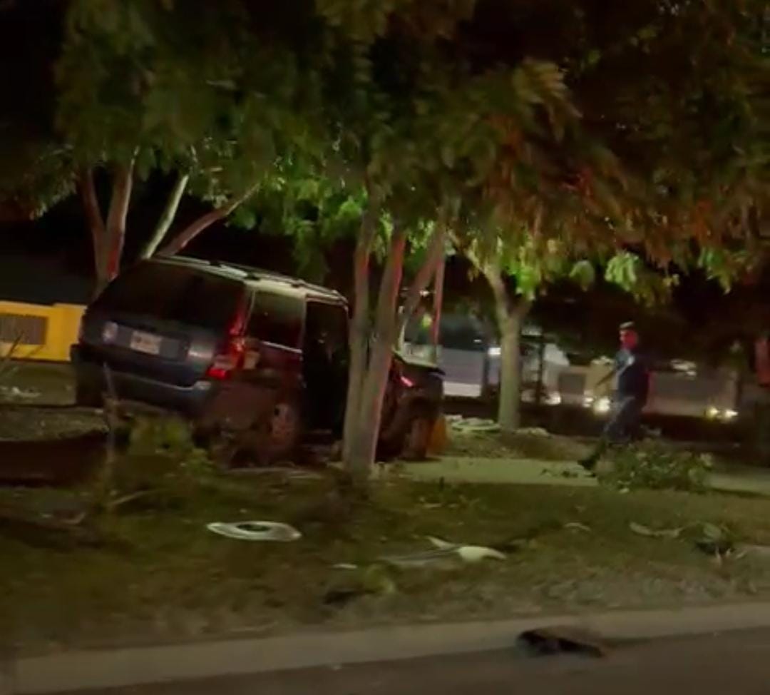 Un menor lesionado en choque de vehículo contra luminaria del Parque Lineal en Mazatlán