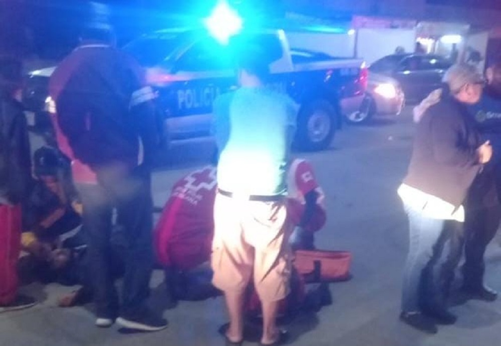 Vehículo no cede el paso y atropella a motociclista en Guasave