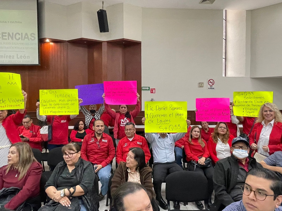 Al grito de “Ya no más corrupción” se le manifiestan a director del Issstesin durante su comparecencia