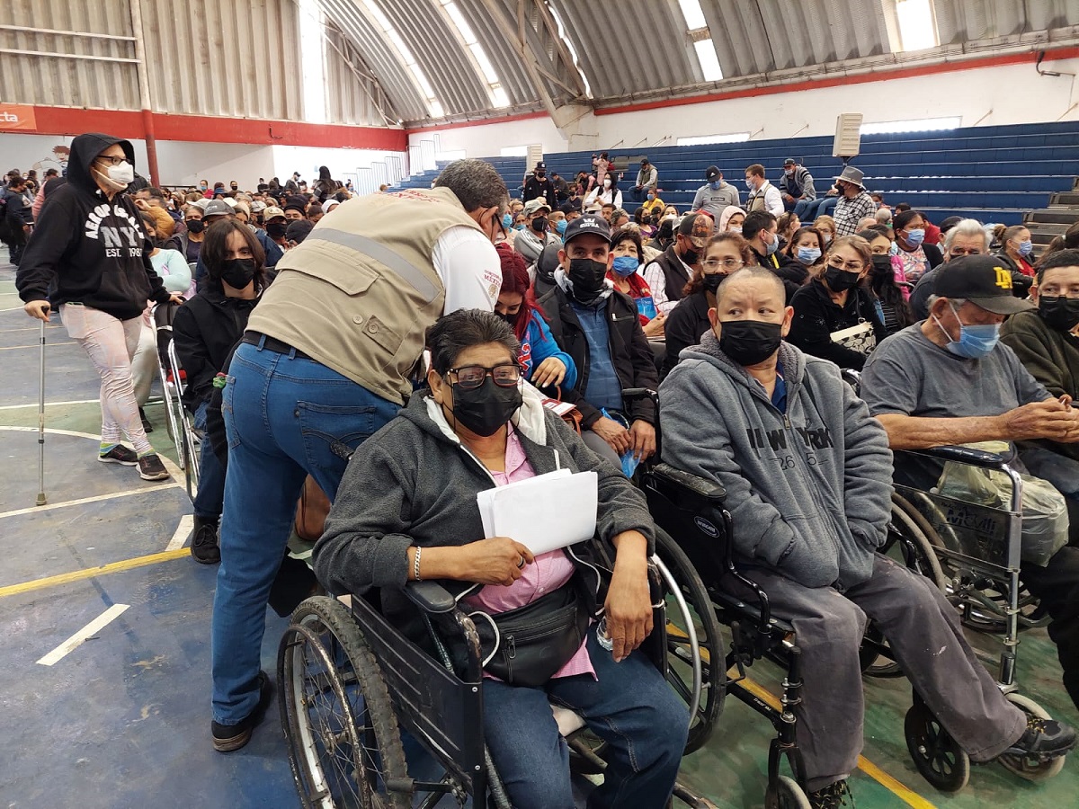 Entrega el gobernador de Sinaloa tarjetas del bienestar a personas con discapacidad en Los Mochis
