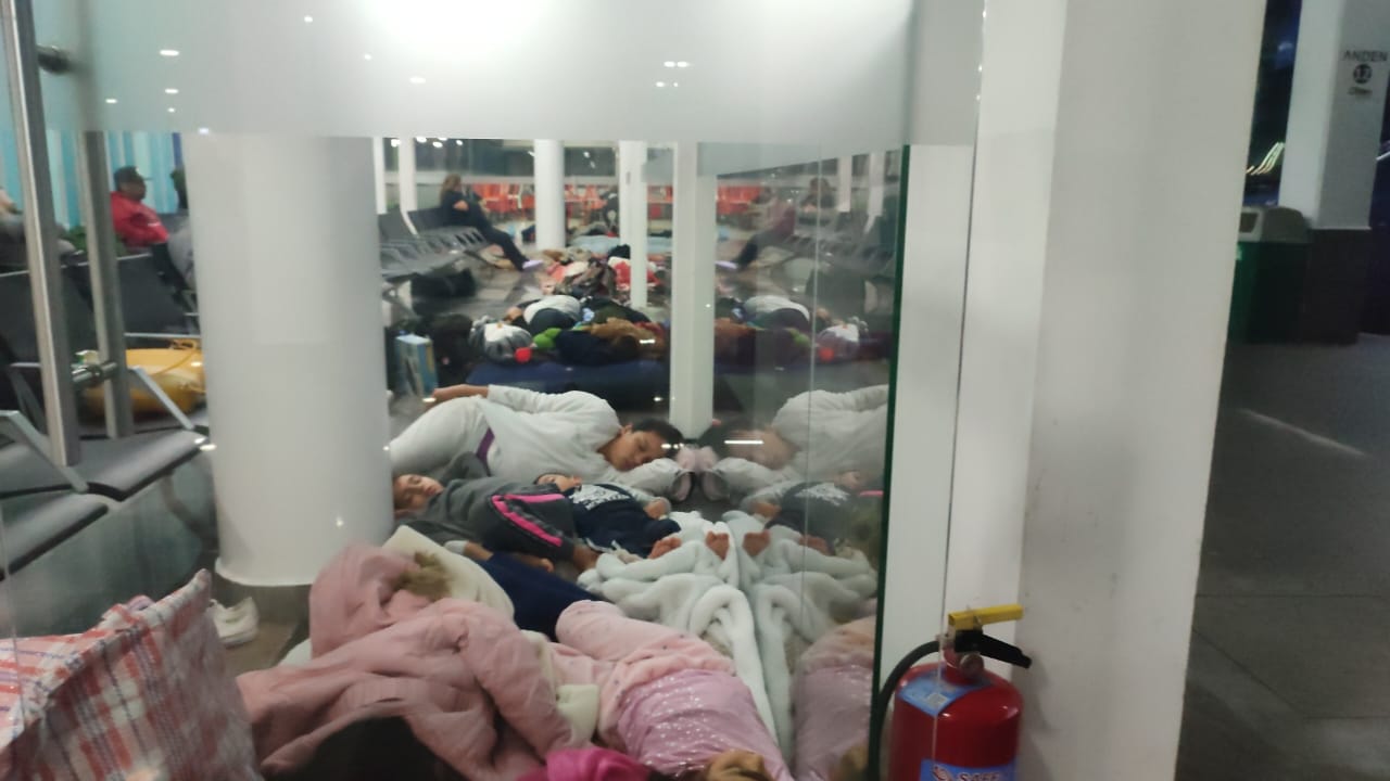 En el suelo o en las bancas de la Central Camionera, duermen pasajeros que quedan varados en Mazatlán