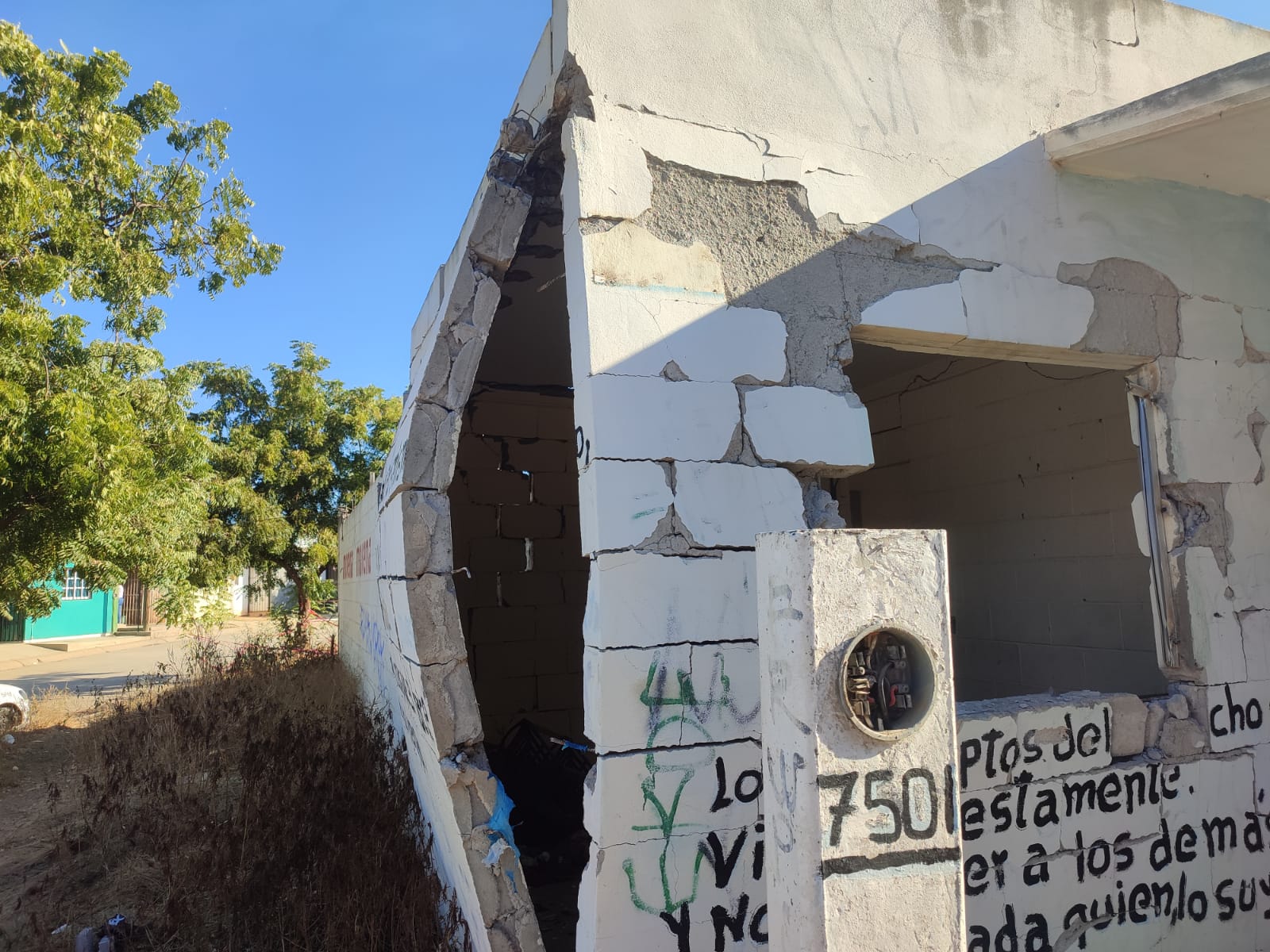 Exigen vecinos de Alejandro que demuelan su casa; ‘se volverá foco de drogadictos”, reclaman