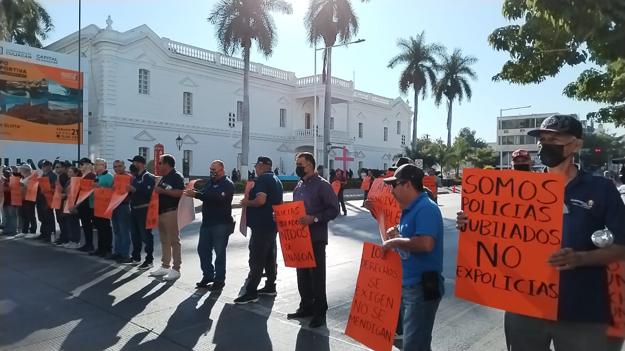 Tome sus precauciones, policías jubilados mantienen bloqueada la Obregón, en Culiacán
