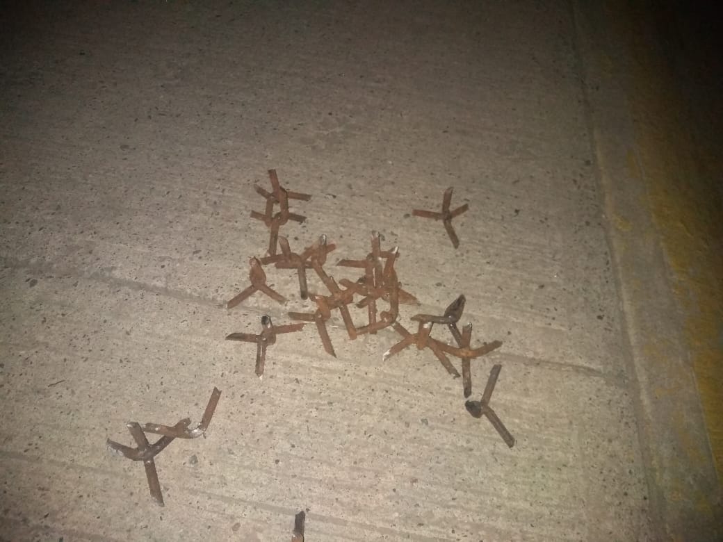 ¡Hay automovilistas afectados! Arrojan ‘ponchallantas’ en la colonia Guadalupe, en Culiacán