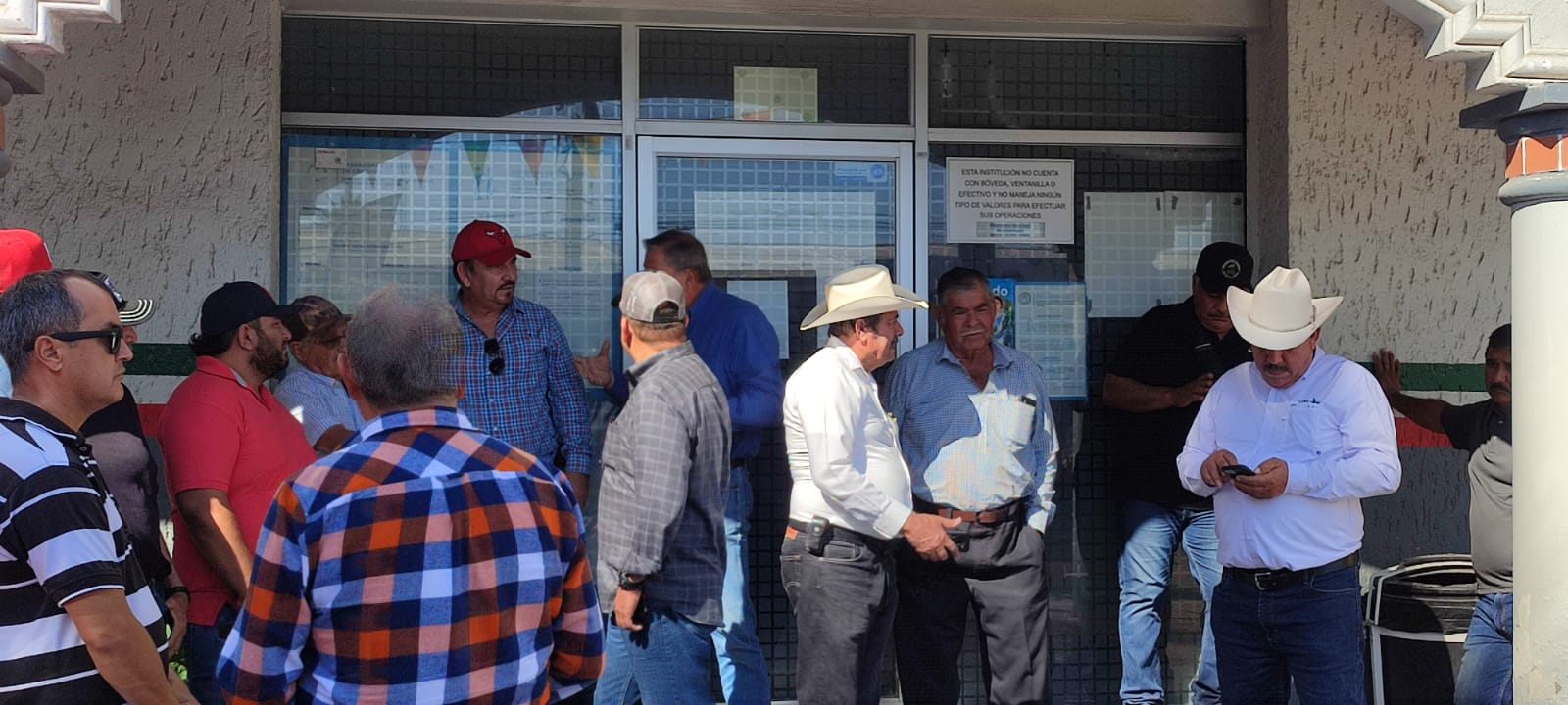 ‘Nos tienen entre la espada y la pared’, productores del sur toman oficinas de Financiera Nacional, exigen sus créditos