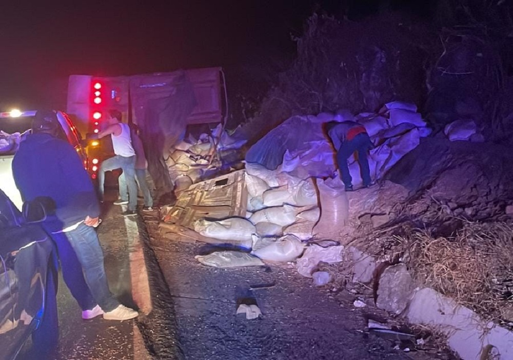Se vuelca tráiler que transportaba frijol en Concordia; decenas de personas rapiñan los sacos en la carretera