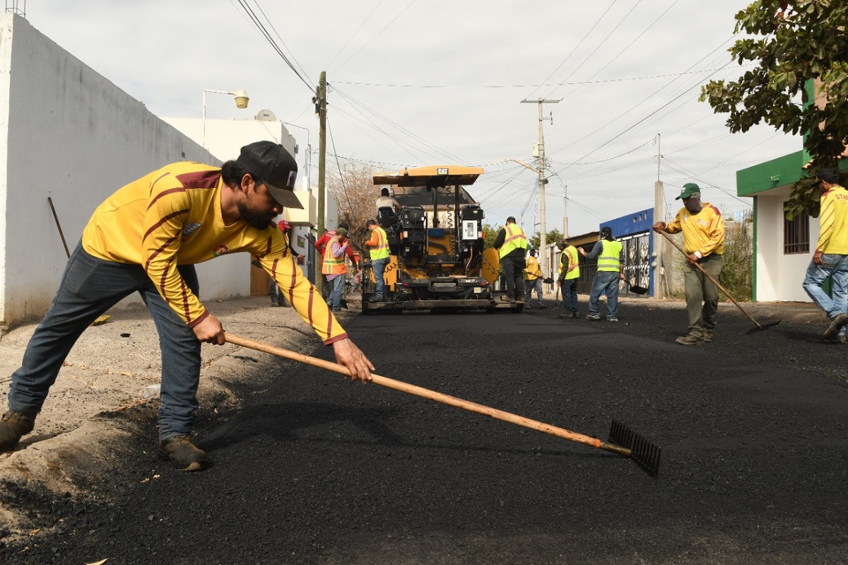 Avanza reencarpetado en cinco vialidades de Chulavista y en dos colonias más en Culiacán