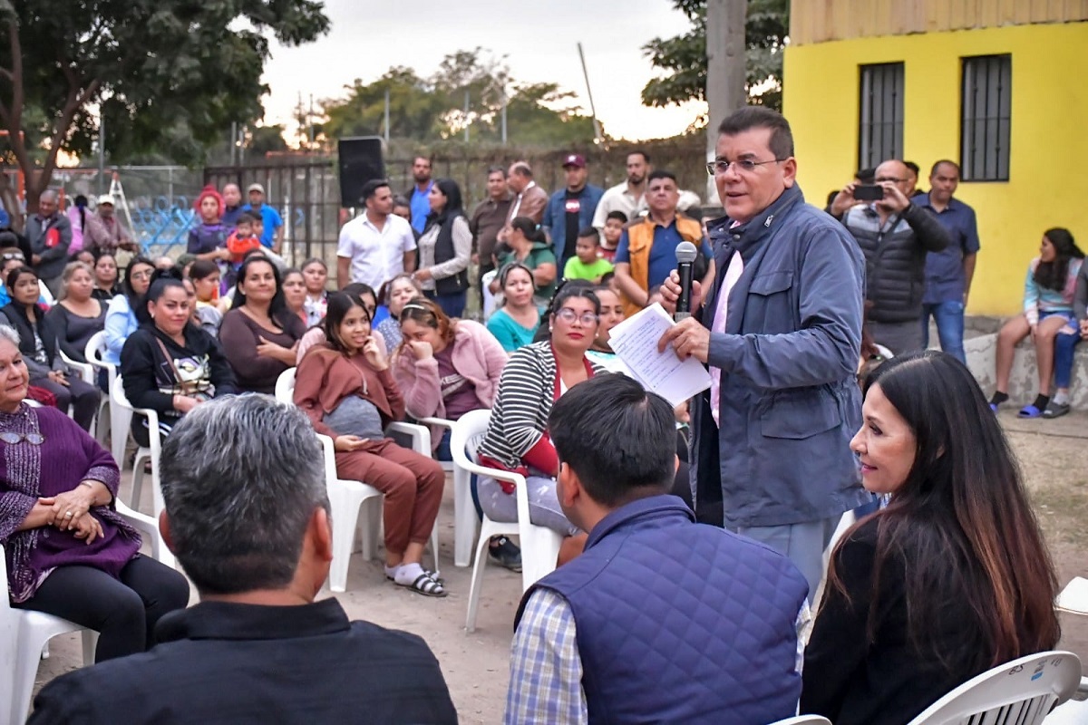 Se reúne alcalde de Mazatlán con vecinos de Doña Chonita y se compromete a llevar resultados