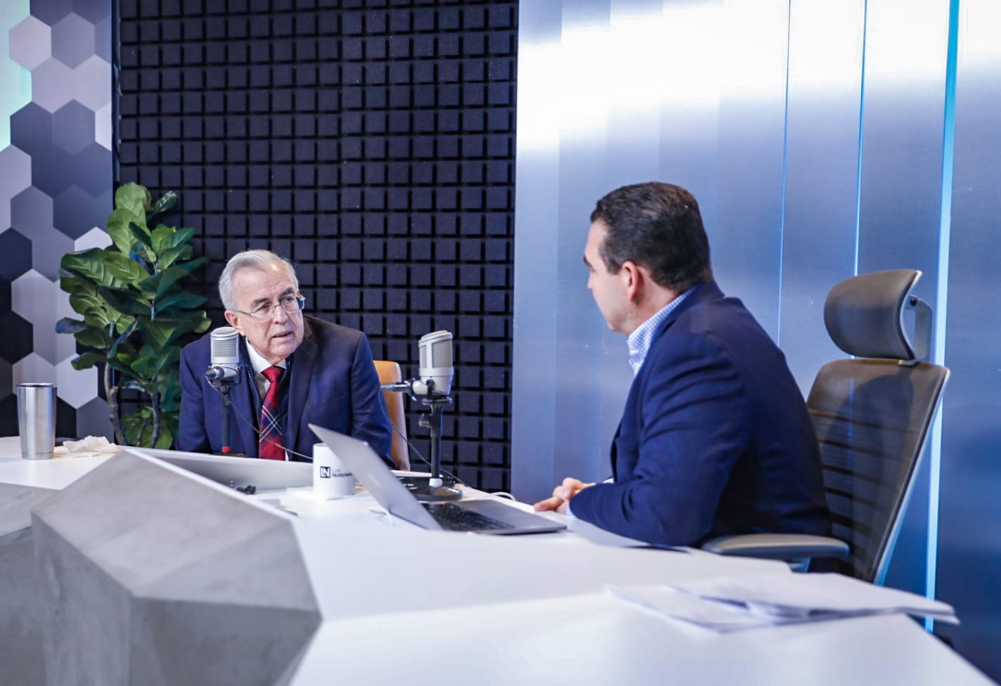 Acude el gobernador a Los Noticieristas; ofrece disculpas a periodista agredido por policía