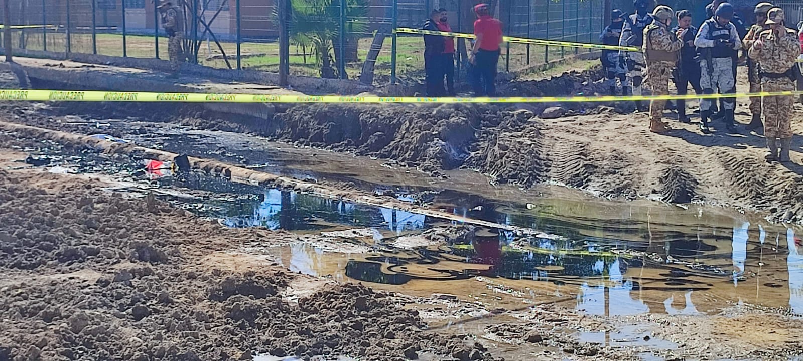Rompen tubería cuando pavimentaban calle y se registra fuga de combustible en la colonia Azteca en Mazatlán