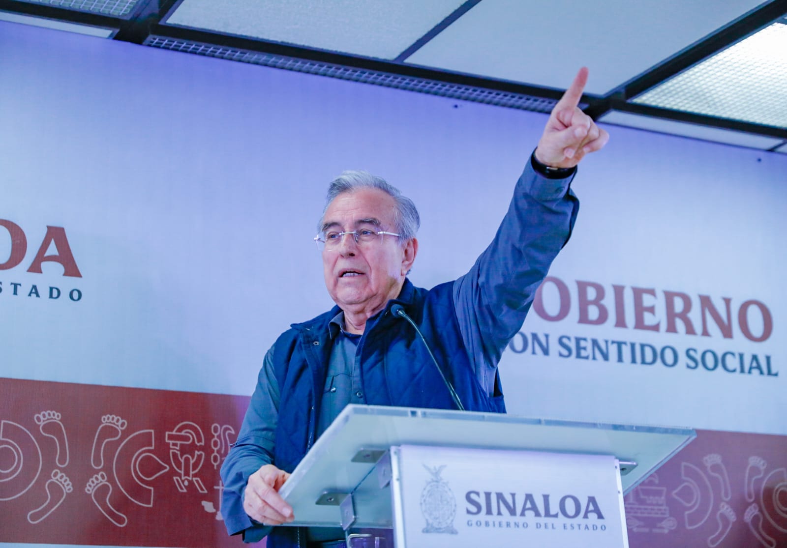 ¡Burócrata y prepotente! Expone Rocha en su ‘semanera’ al responsable de Becas Benito Juárez a nivel federal