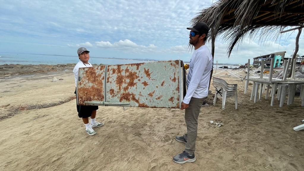 Emergen de playas mazatlecas hasta refrigeradores, es el hallazgo de la última limpieza en Punta Cerritos a cargo de la OAP