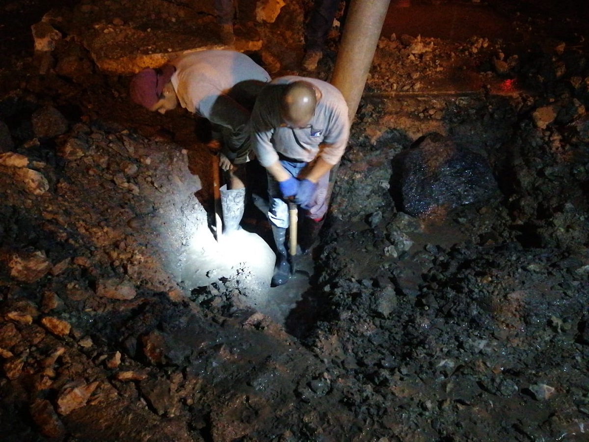 Truena tubería y se queda sin agua el Centro Histórico de Mazatlán; Jumapam trabajará en su reparación este jueves