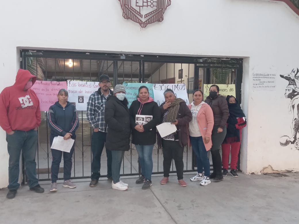 Toman padres de familia la ETI 18 de San Miguel Zapotitlán; piden destitución de la directora