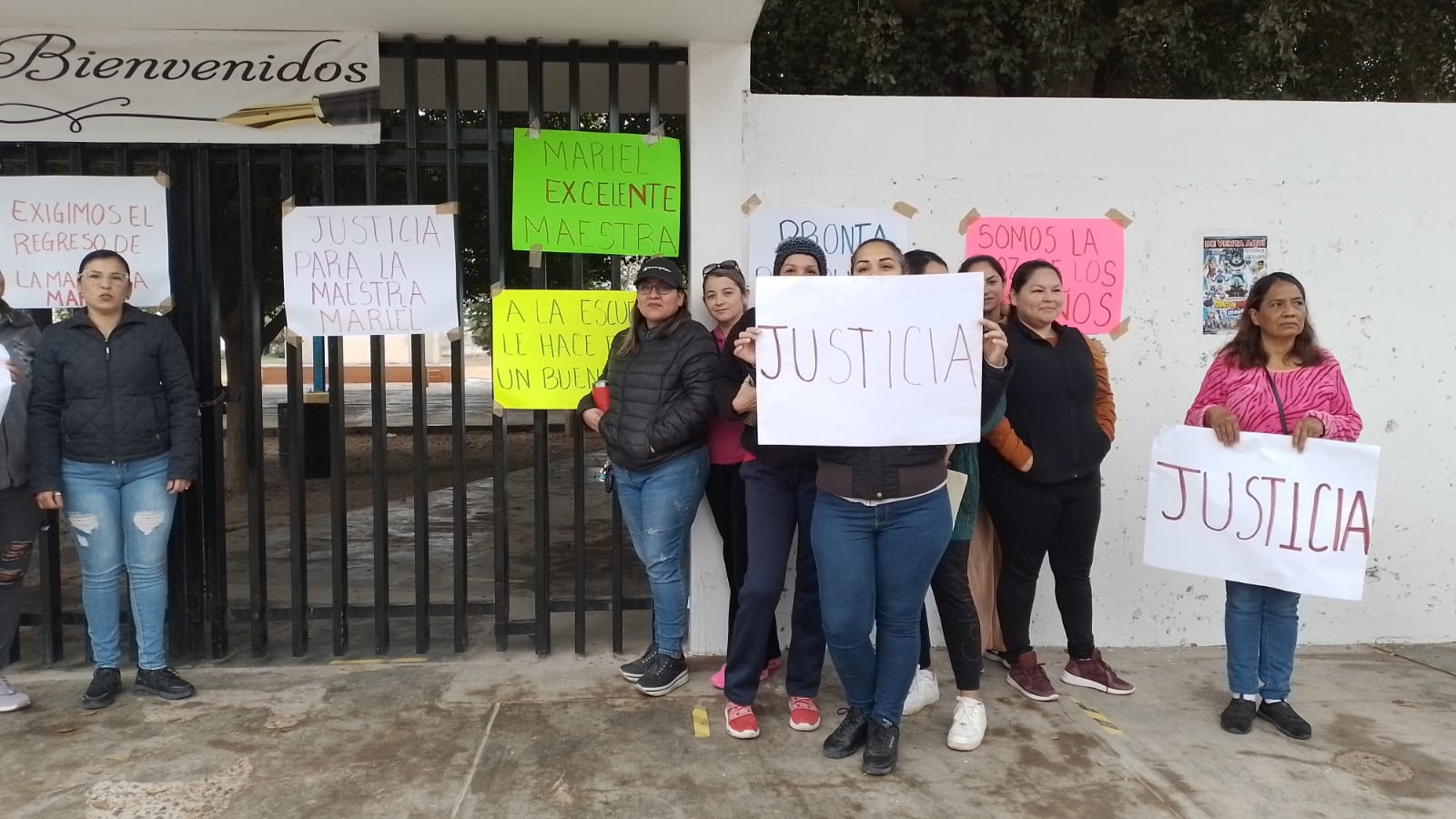 Toman madres de familia primaria ‘Rigoberto Aguilar’ en San Miguel; piden el regreso a las aulas de una maestra