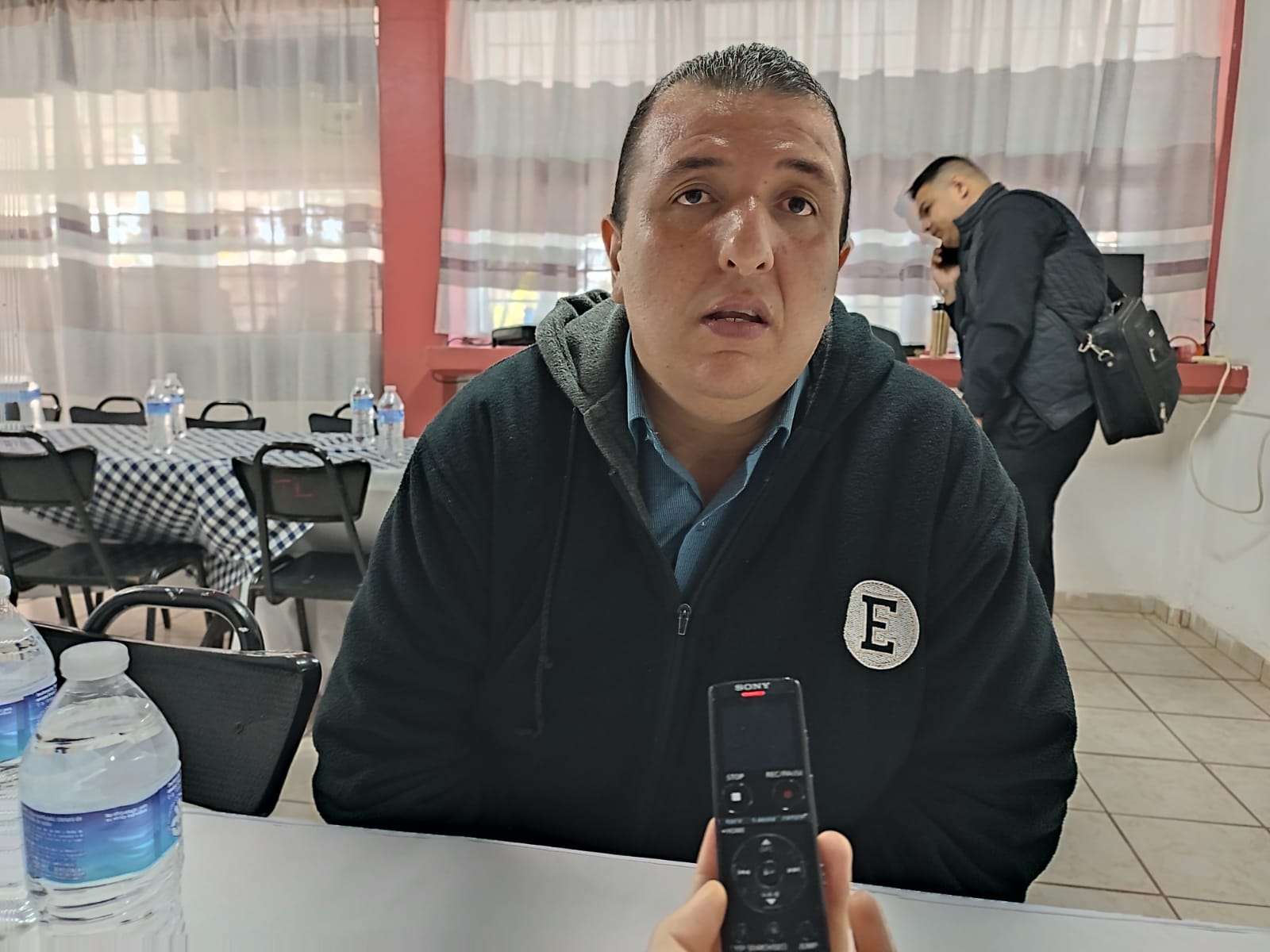 “Hago los mandados, saco copias y llevo mensajes”: Saúl es un caso de éxito en inclusión laboral