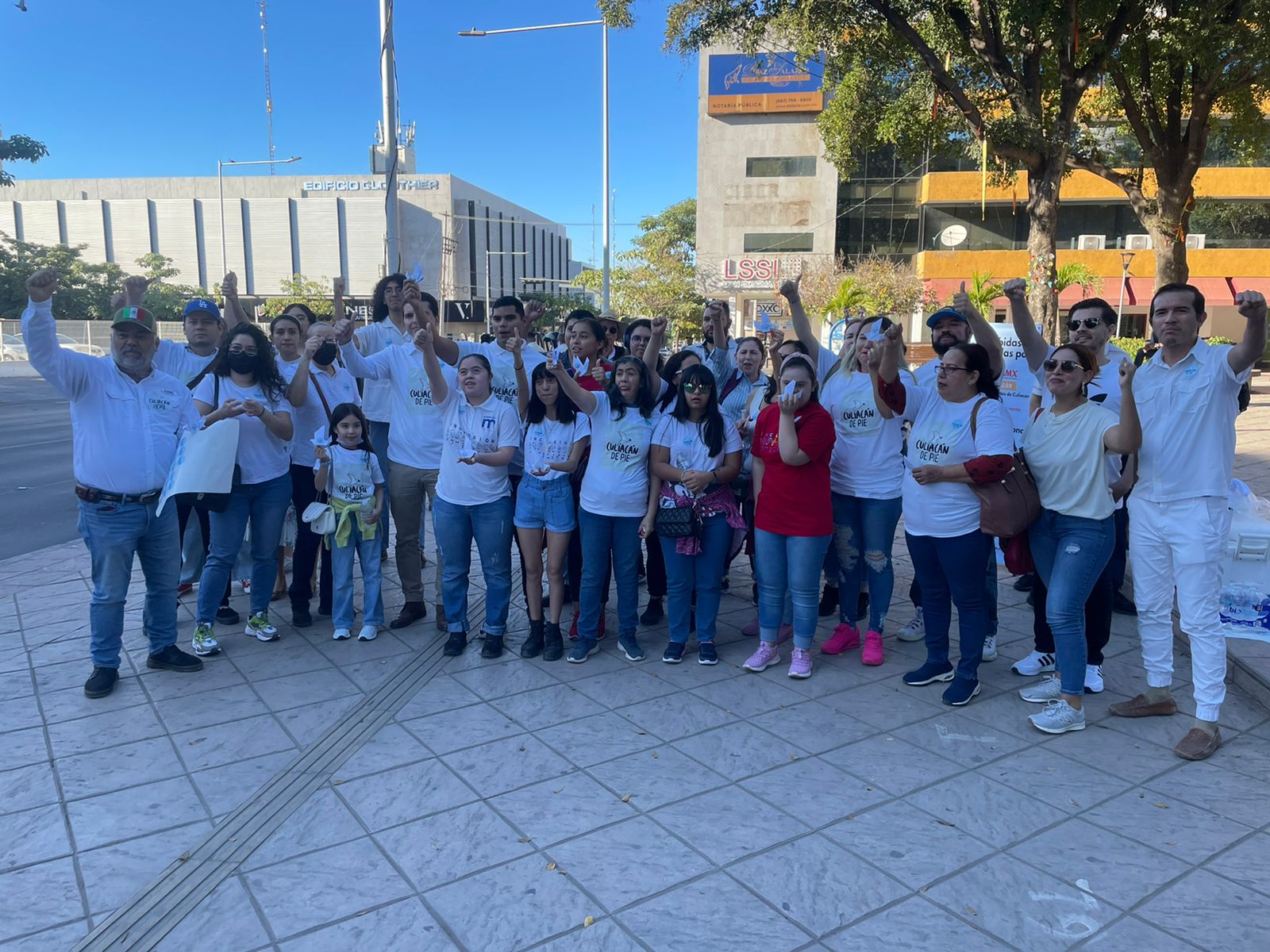 Al grito de ‘Culiacán de pie’ decenas de personas marchan tras hechos delictivos en Culiacán