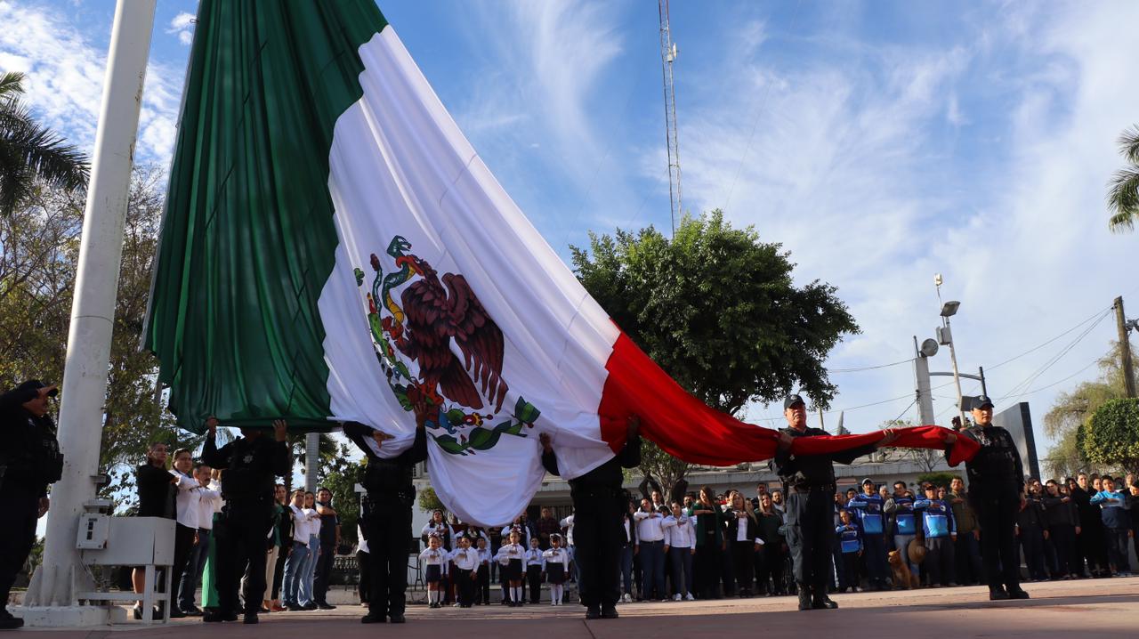 Alcalde de Badiraguato encabeza izamiento conmemorativo por el Día de la Bandera