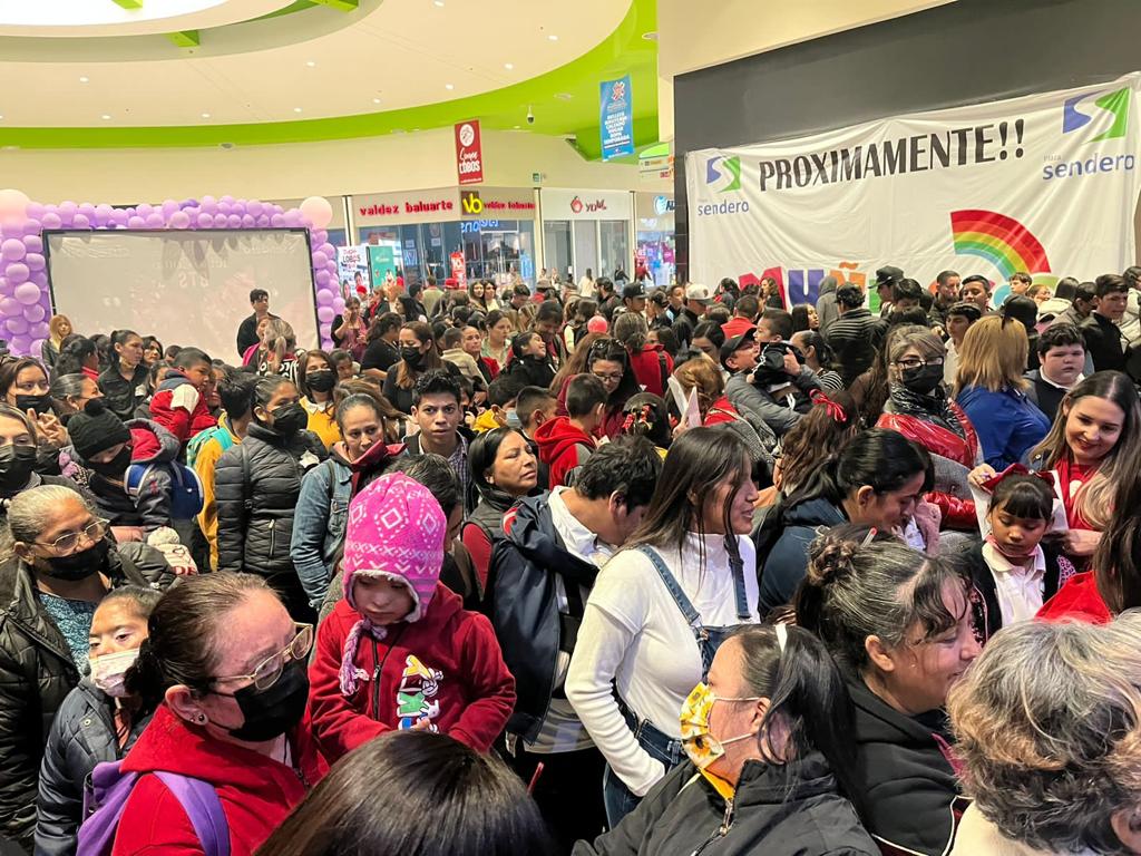 Alcalde de El Fuerte invitó a niños y niñas de comunidades alejadas al cine, en Los Mochis