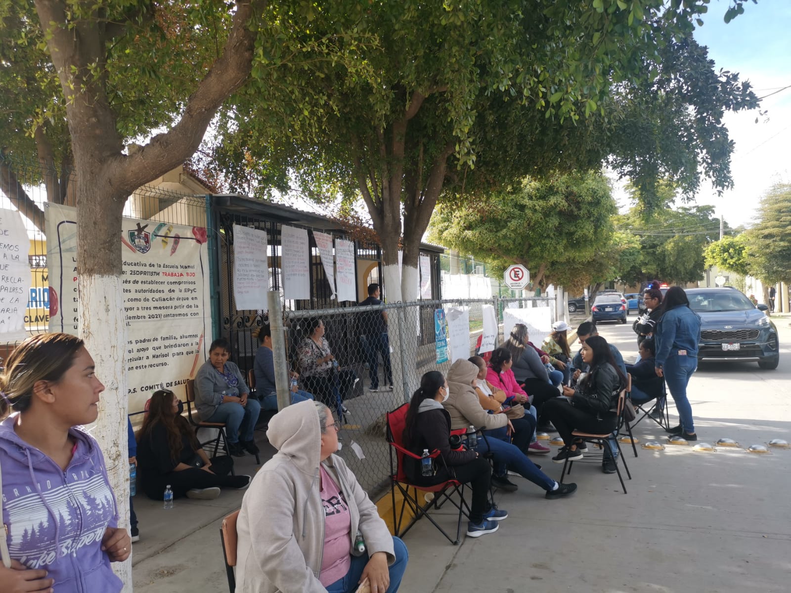 Ante la advertencia de que serían arrestados, padres de familia levantan bloqueo de la calle Pasadena